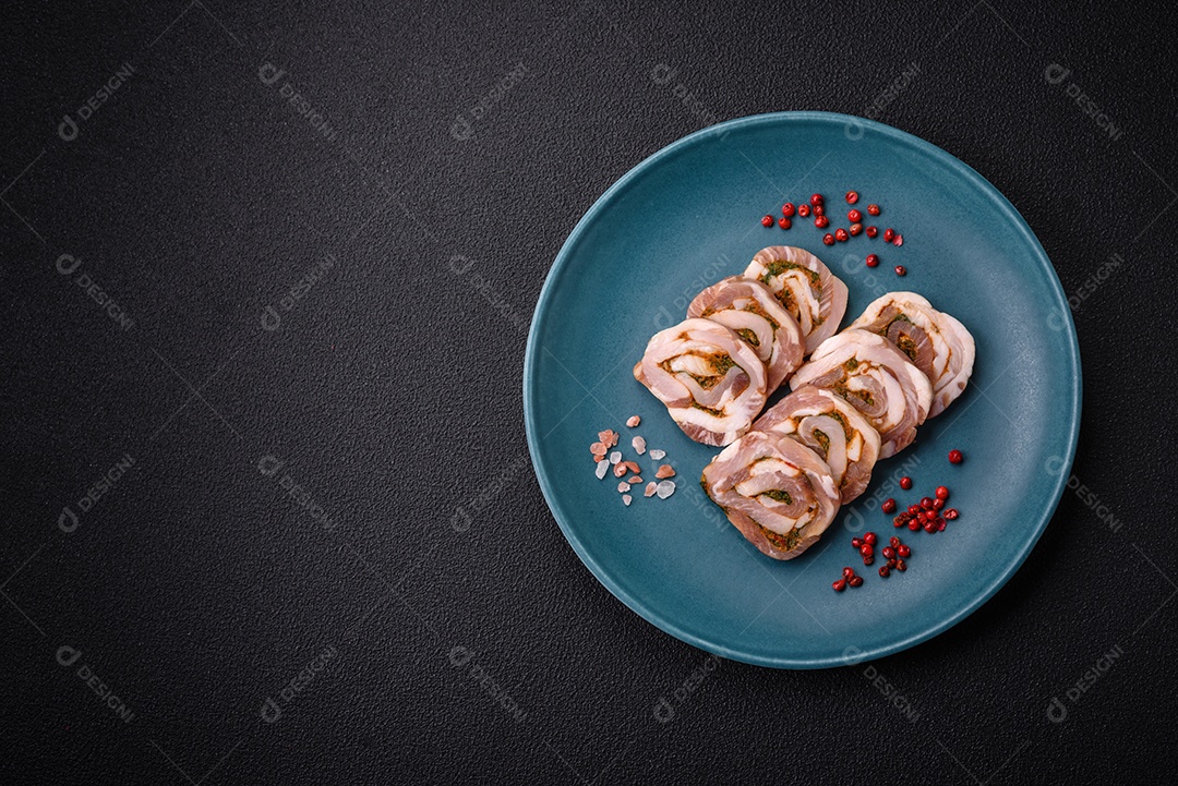 Bolo de carne delicioso com banha, sal, especiarias e ervas cortadas em fatias sobre um fundo escuro de concreto