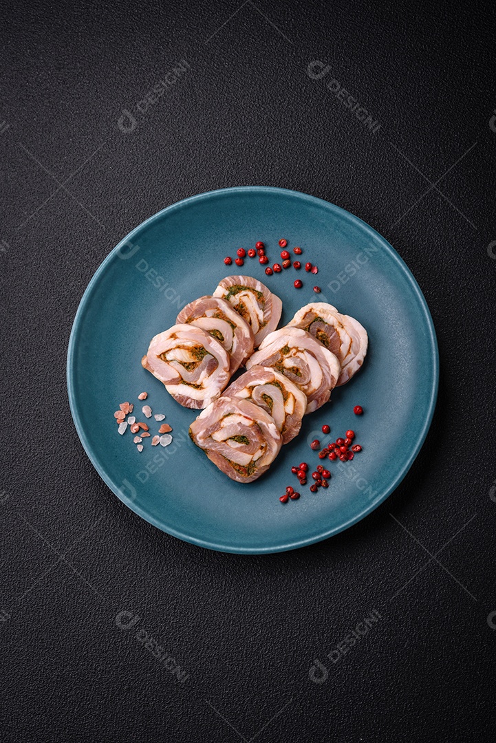 Bolo de carne delicioso com banha, sal, especiarias e ervas cortadas em fatias sobre um fundo escuro de concreto