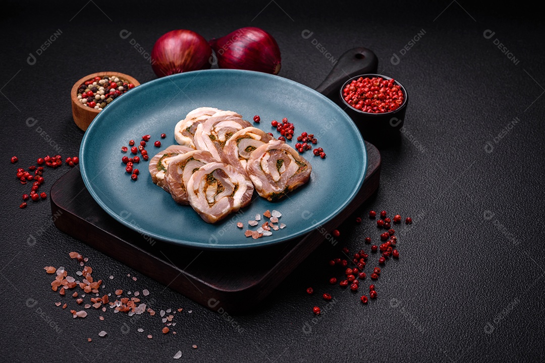Bolo de carne delicioso com banha, sal, especiarias e ervas cortadas em fatias sobre um fundo escuro de concreto