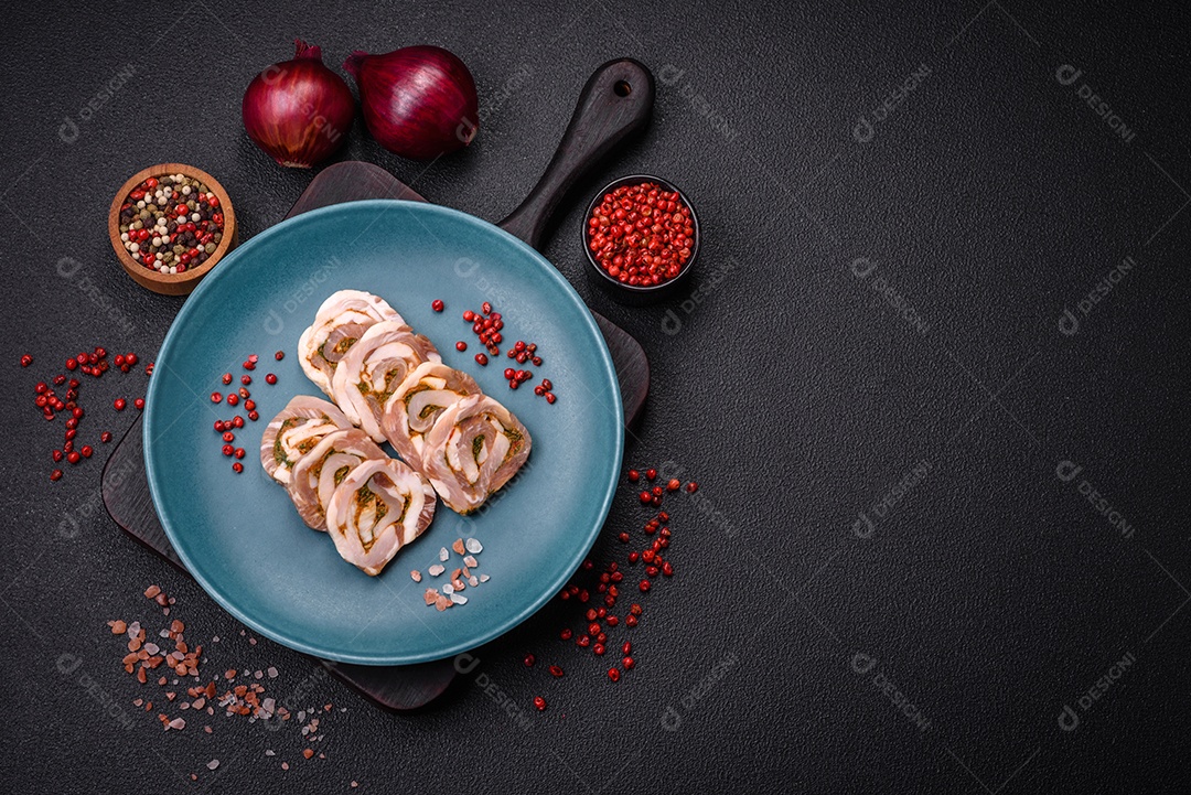 Bolo de carne delicioso com banha, sal, especiarias e ervas cortadas em fatias sobre um fundo escuro de concreto