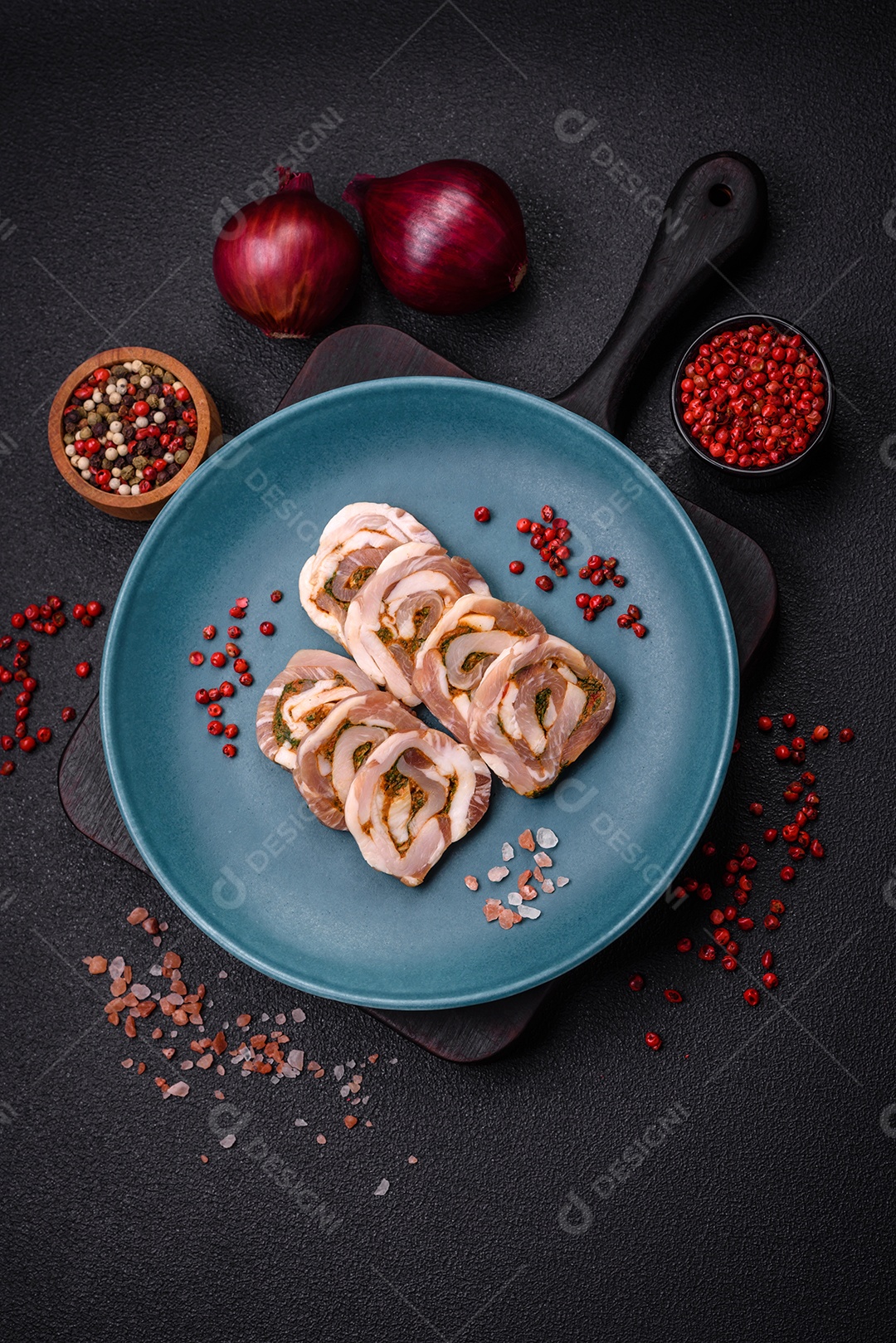 Bolo de carne delicioso com banha, sal, especiarias e ervas cortadas em fatias sobre um fundo escuro de concreto