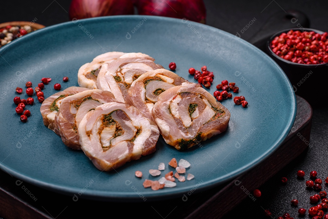 Bolo de carne delicioso com banha, sal, especiarias e ervas cortadas em fatias sobre um fundo escuro de concreto