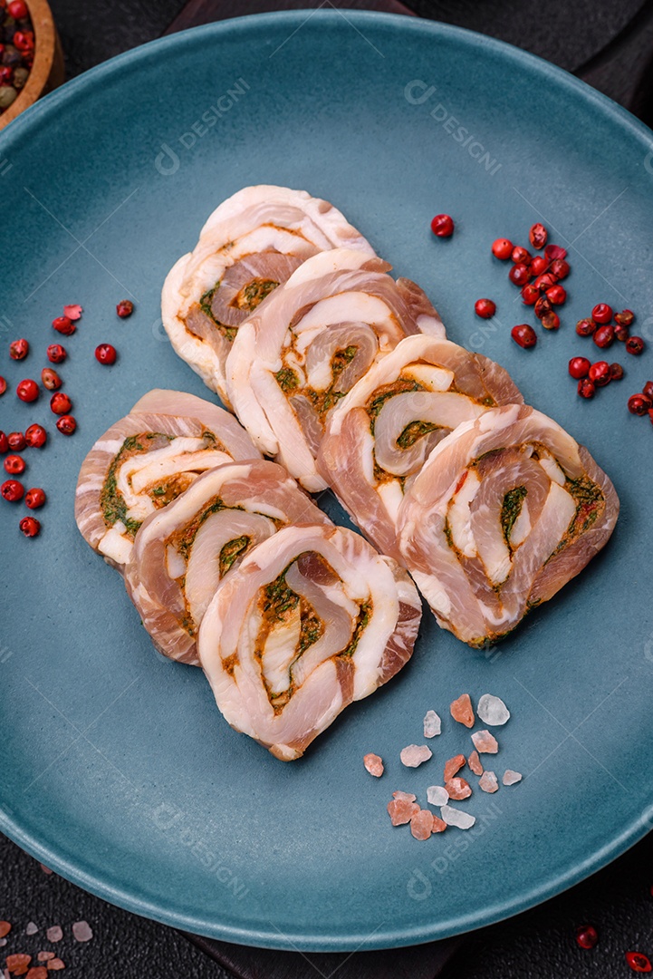Bolo de carne delicioso com banha, sal, especiarias e ervas cortadas em fatias sobre um fundo escuro de concreto