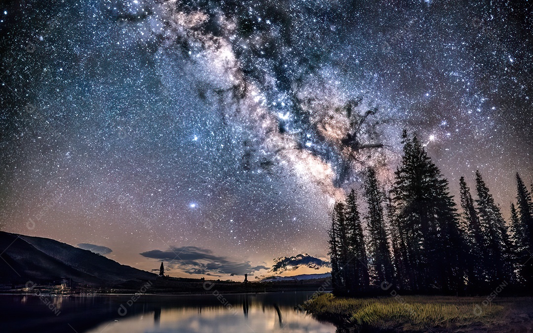 Lago à noite com céu estrelado