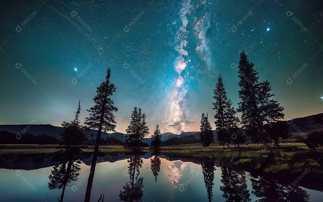 Lago à noite com céu estrelado