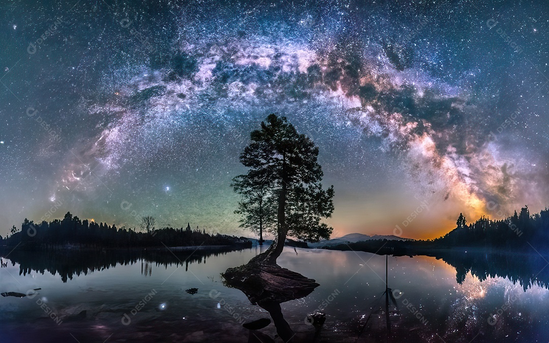 Lago à noite com céu estrelado
