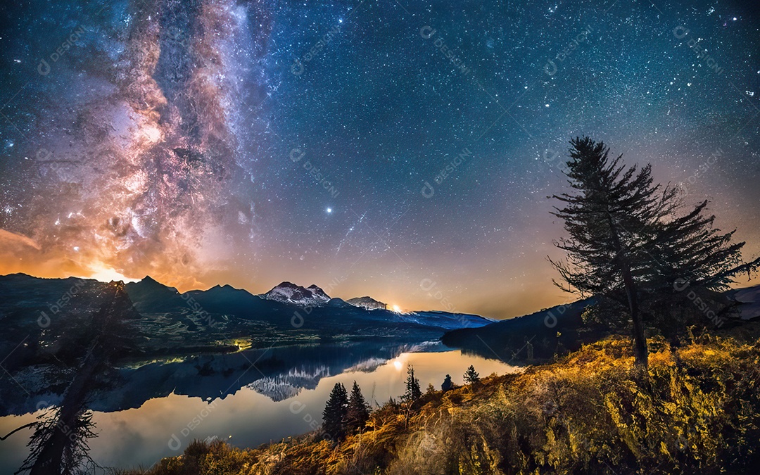 Lago à noite com céu estrelado