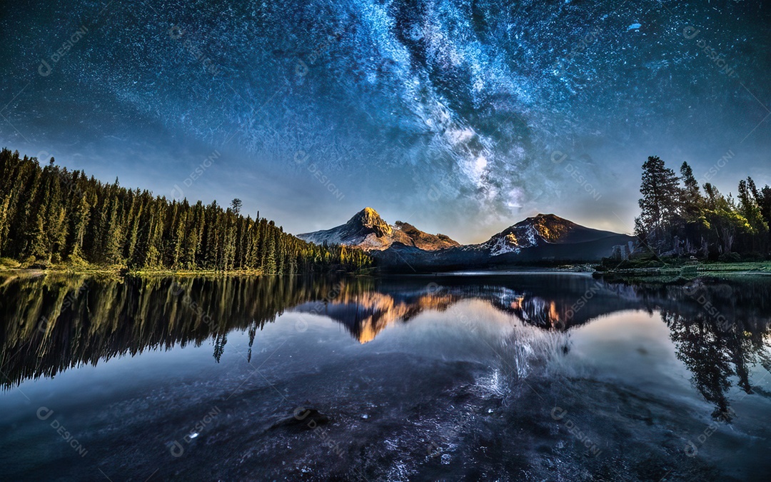 Lago à noite com céu estrelado