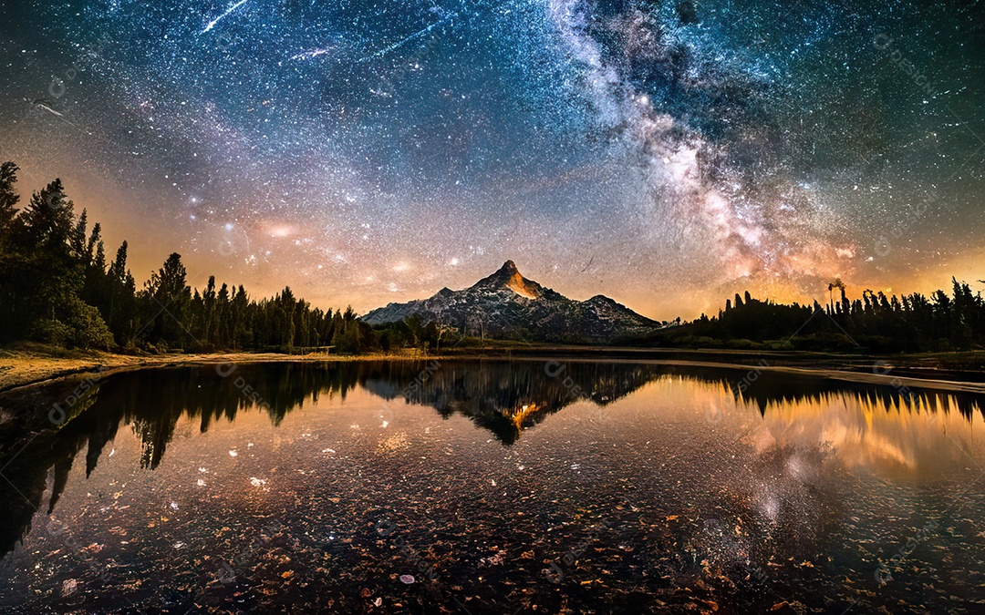 Lago à noite com céu estrelado