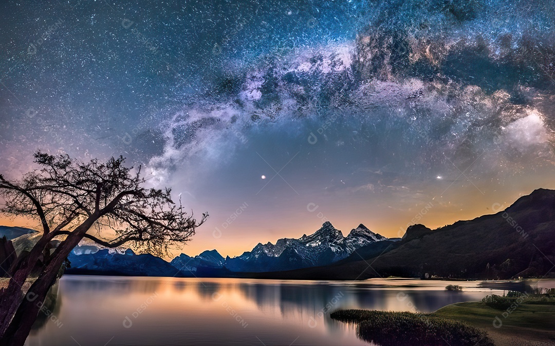 Lago à noite com céu estrelado