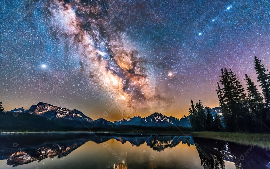 Lago à noite com céu estrelado