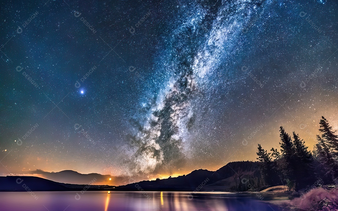 Lago à noite com céu estrelado