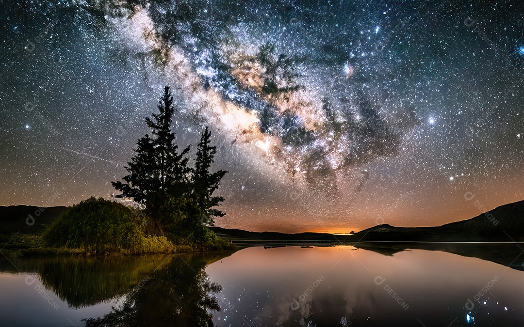 Lago à noite com céu estrelado
