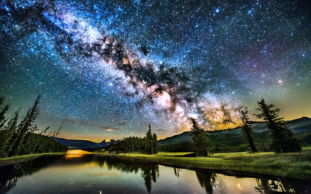 Lago à noite com céu estrelado