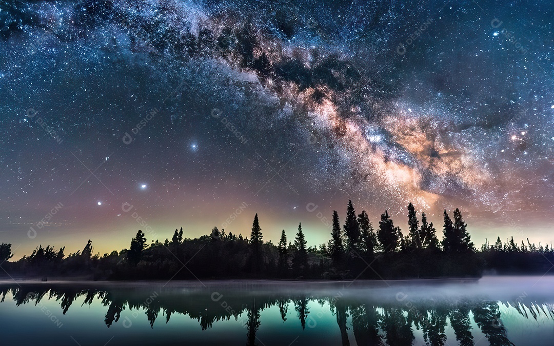 Lago à noite com céu estrelado