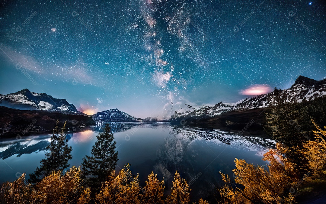 Lago à noite com céu estrelado