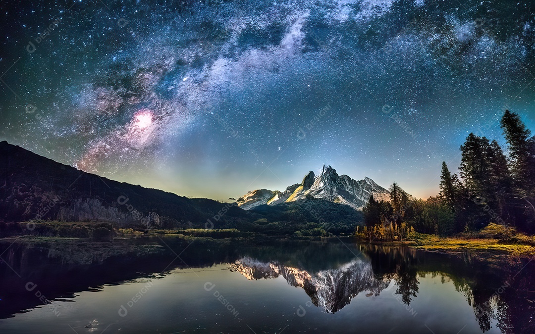 Lago à noite com céu estrelado