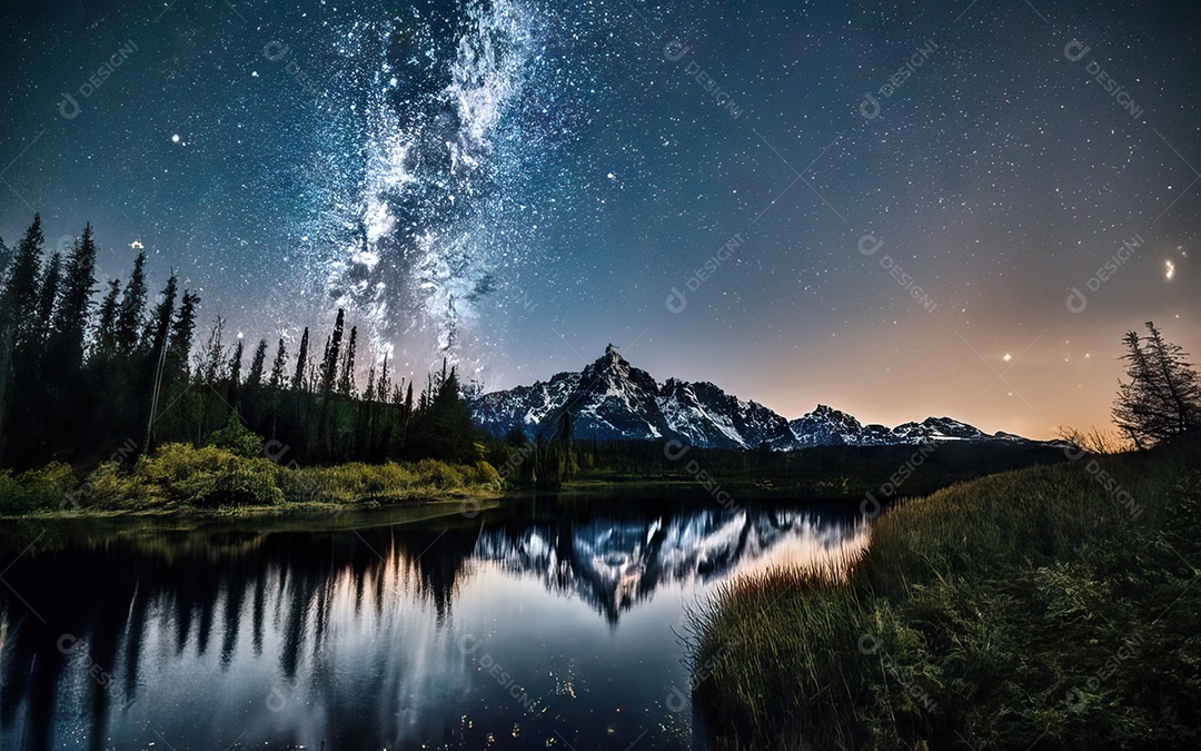 Lago à noite com céu estrelado