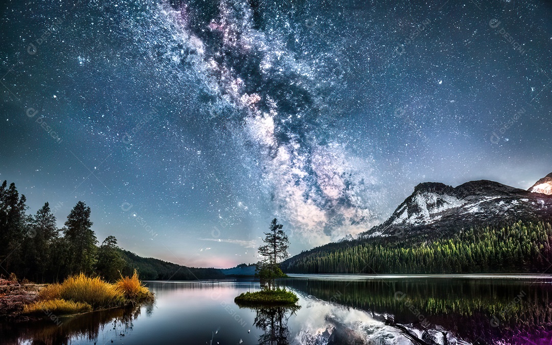 Lago à noite com céu estrelado