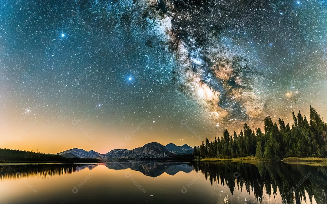 Lago à noite com céu estrelado