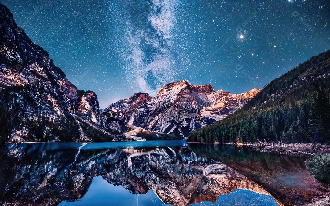 Lago à noite com céu estrelado