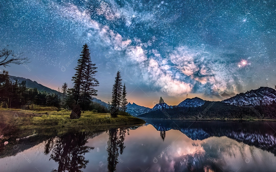 Lago à noite com céu estrelado