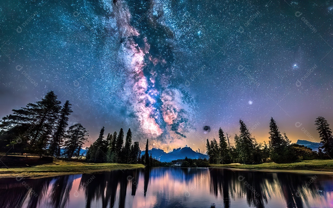 Lago à noite com céu estrelado