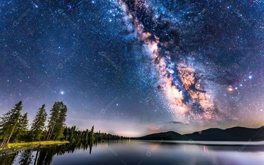 Lago à noite com céu estrelado