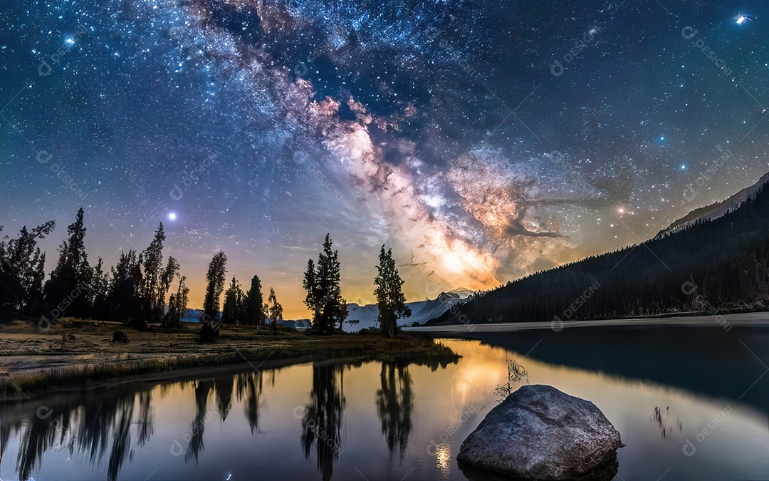Lago à noite com céu estrelado