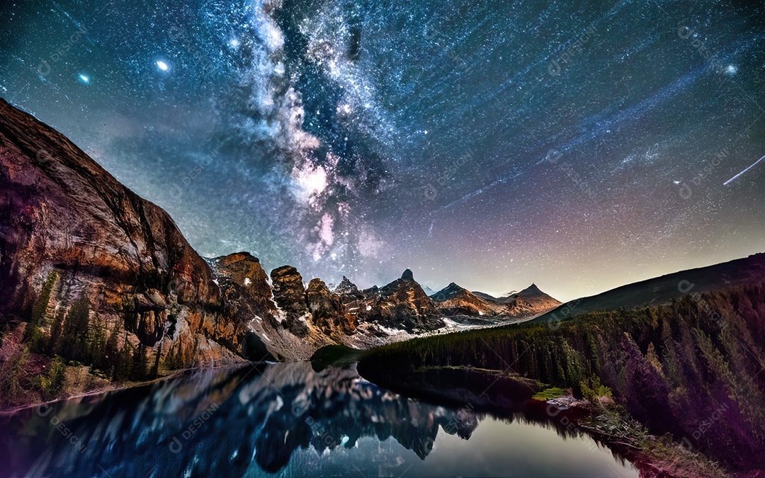 Lago à noite com céu estrelado