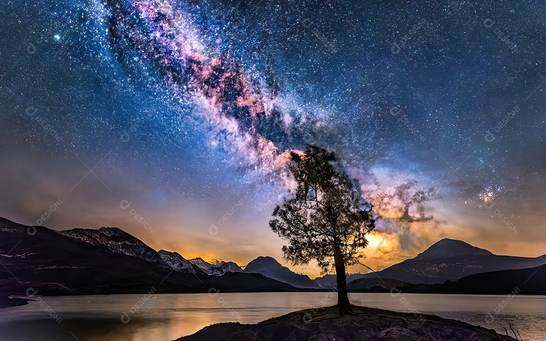 Lago à noite com céu estrelado