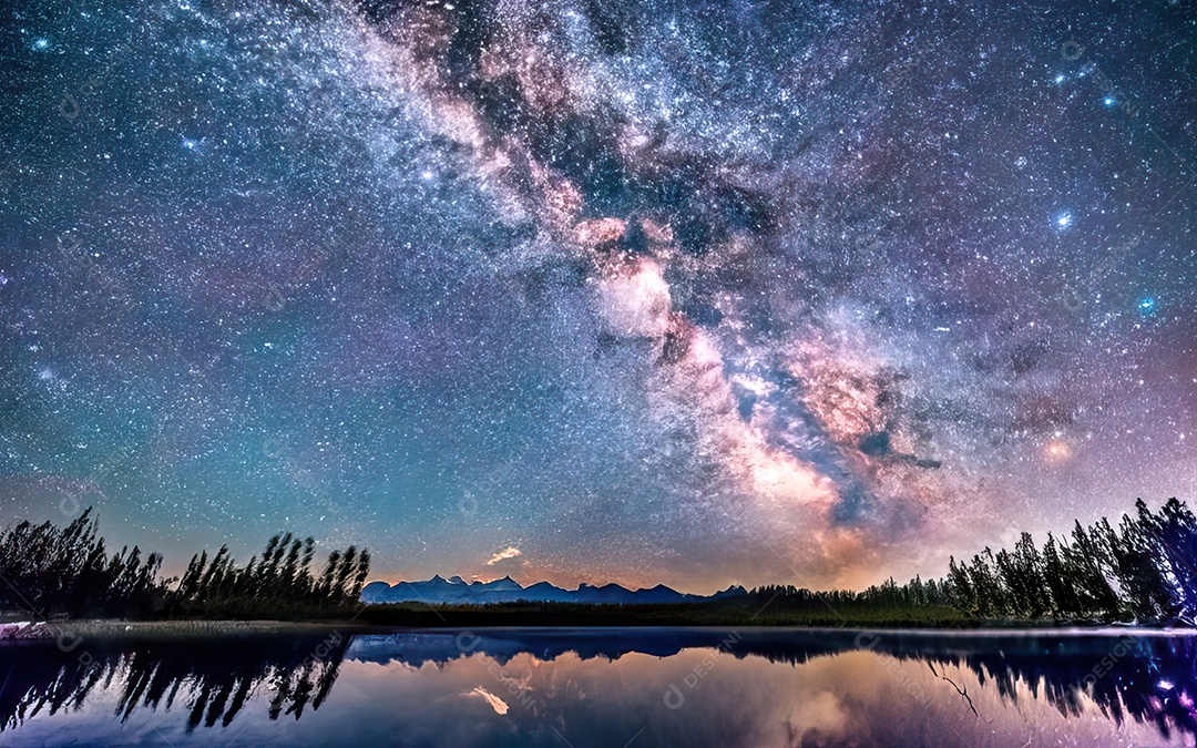 Lago à noite com céu estrelado