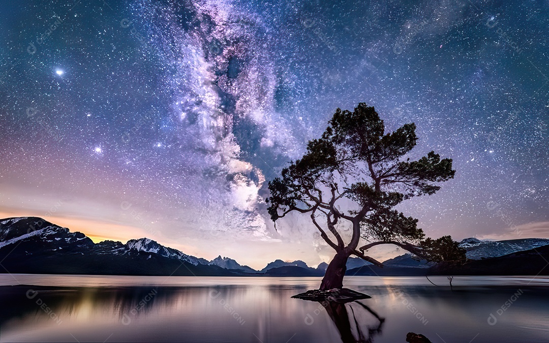 Lago à noite com céu estrelado