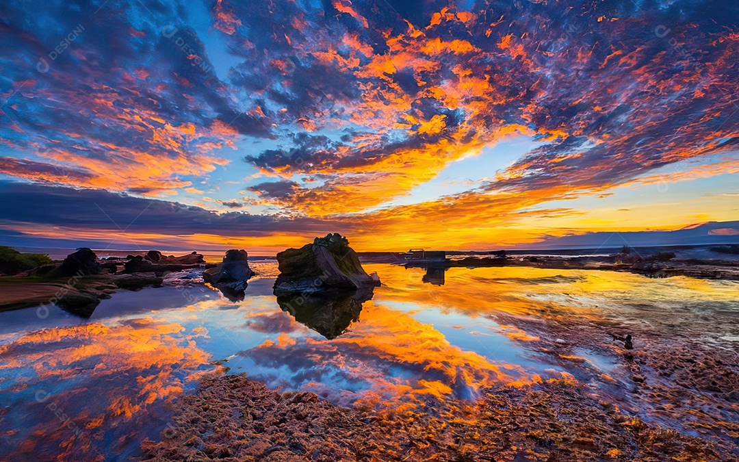 Linda paisagem com pôr do sol com céu nublado