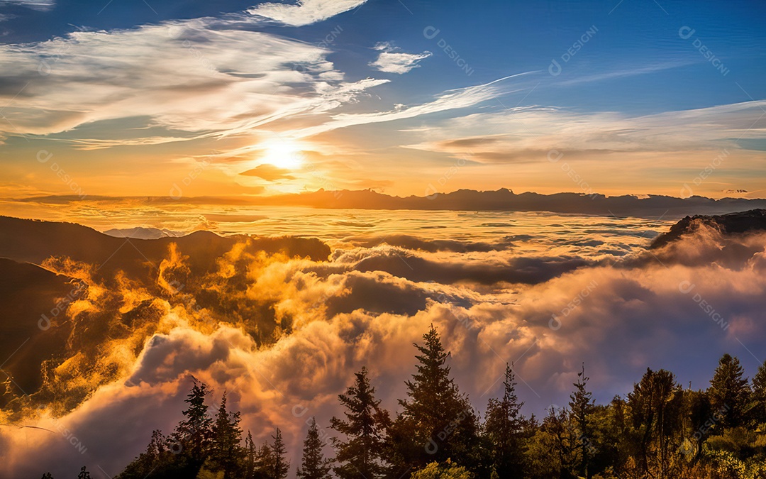 Linda paisagem com pôr do sol com céu nublado
