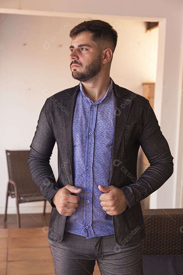 Homem moderno e estiloso com blazer
