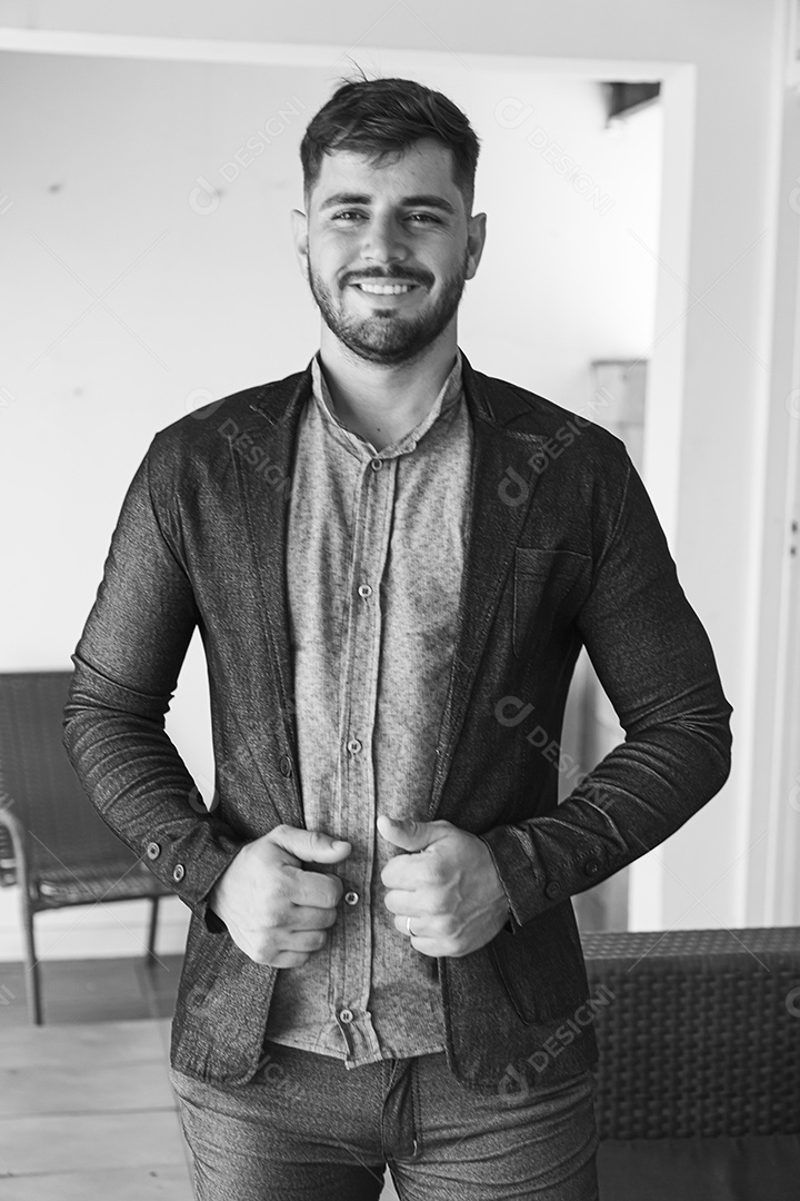 Homem moderno e estiloso com blazer