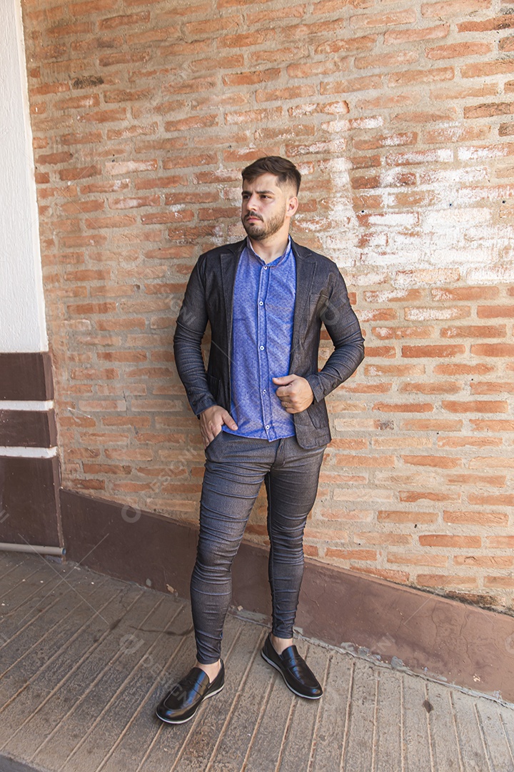 Homem moderno com estilo com blazer