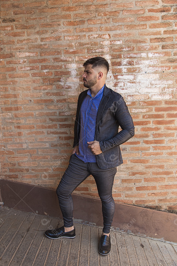 Homem moderno e estiloso com blazer