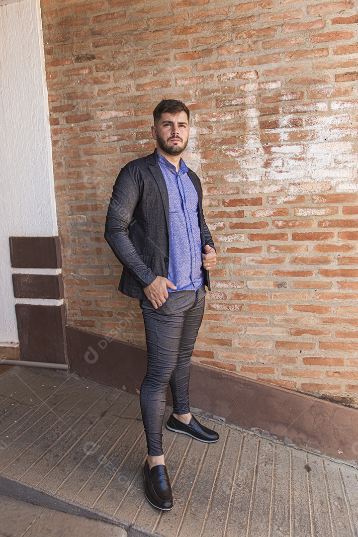 Homem moderno e estiloso com blazer