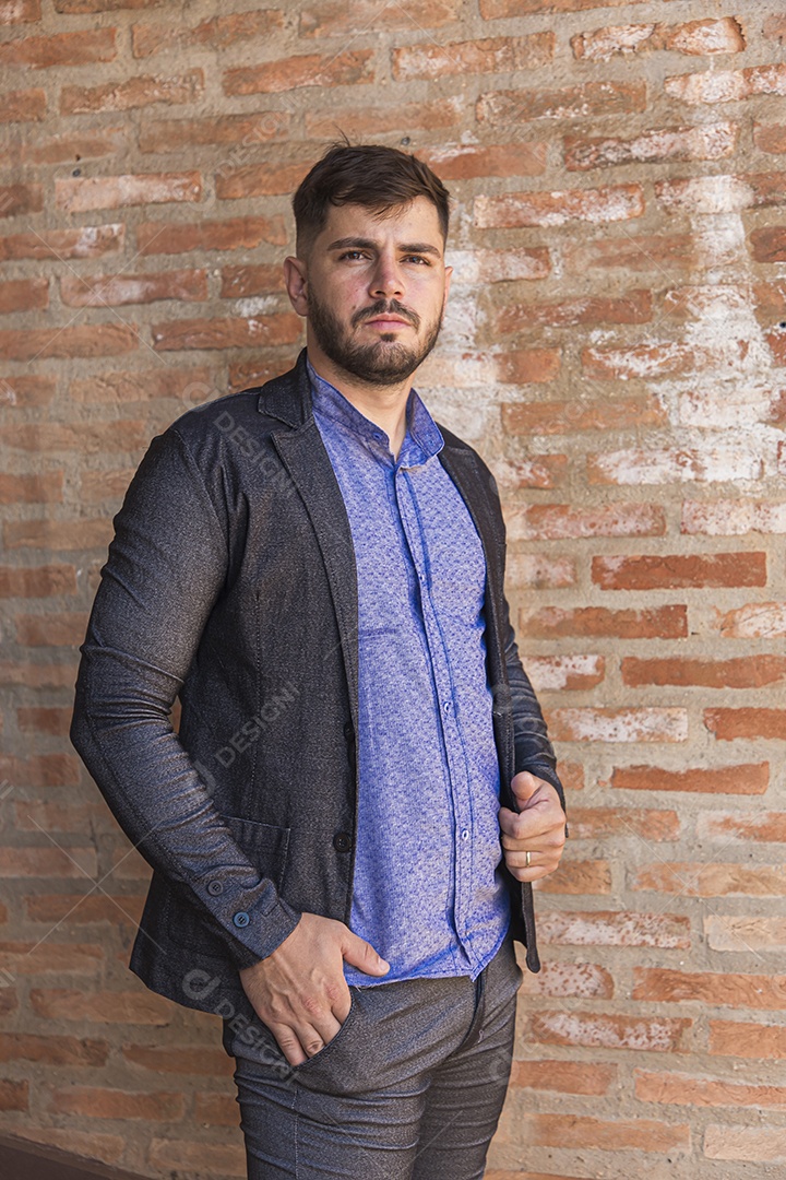 Homem moderno e estiloso com blazer
