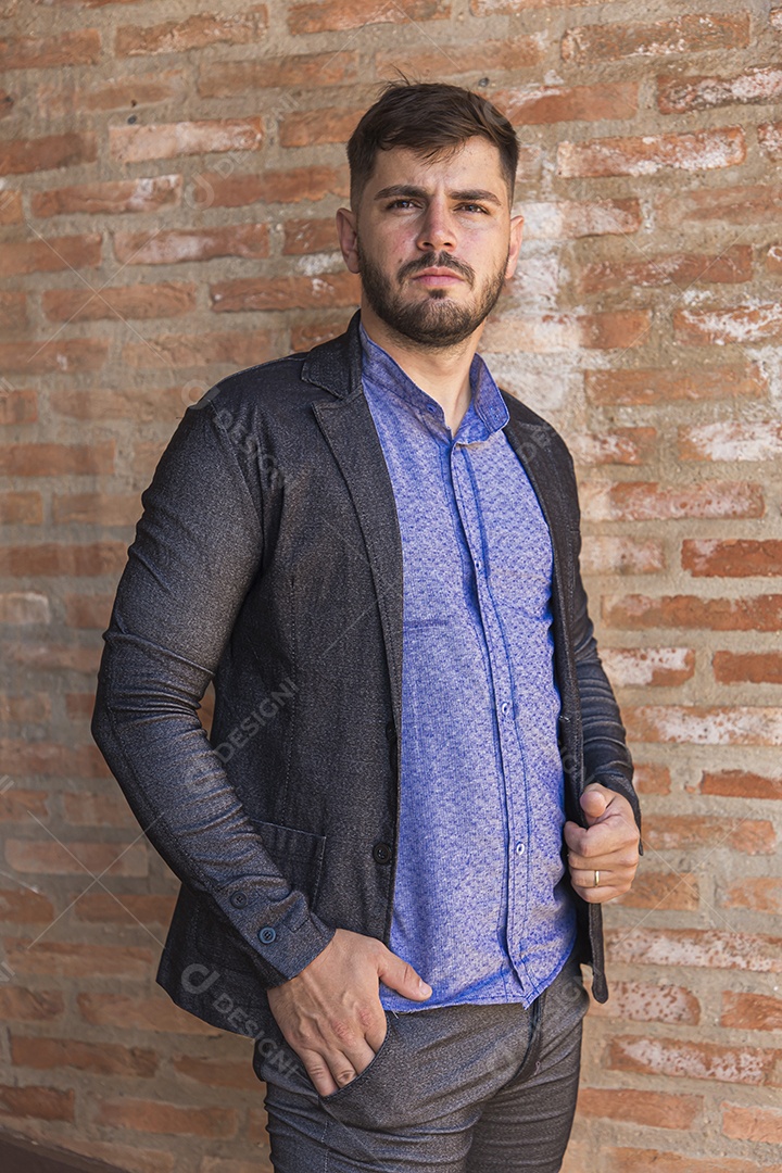 Homem moderno e estiloso com blazer