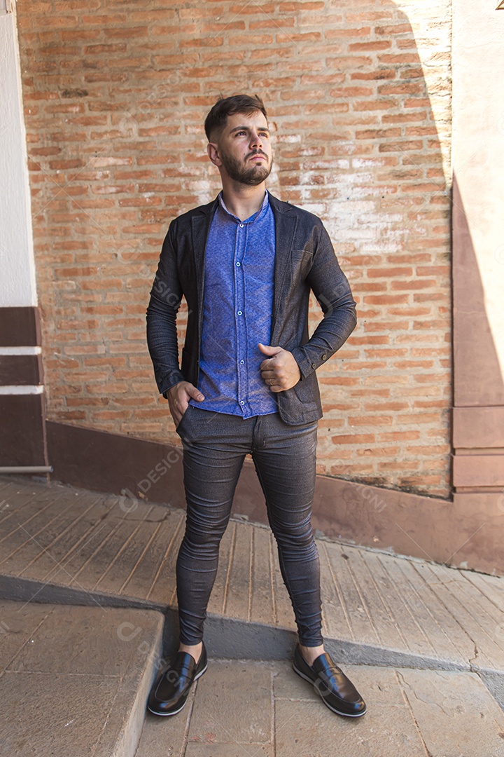 Homem moderno e estiloso com blazer