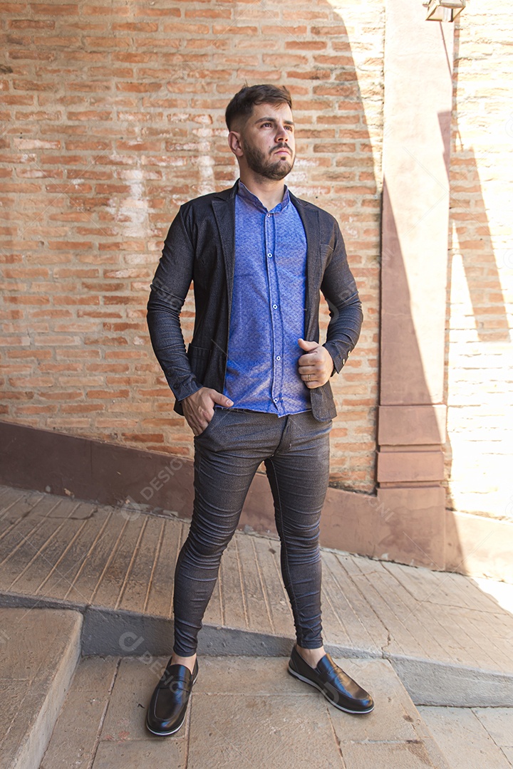 Homem moderno e estiloso com blazer