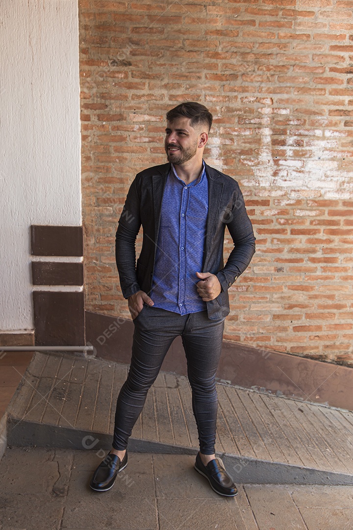 Homem moderno e estiloso com blazer