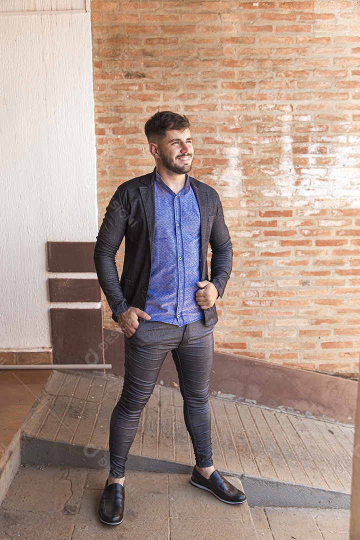 Homem estiloso com blazer
