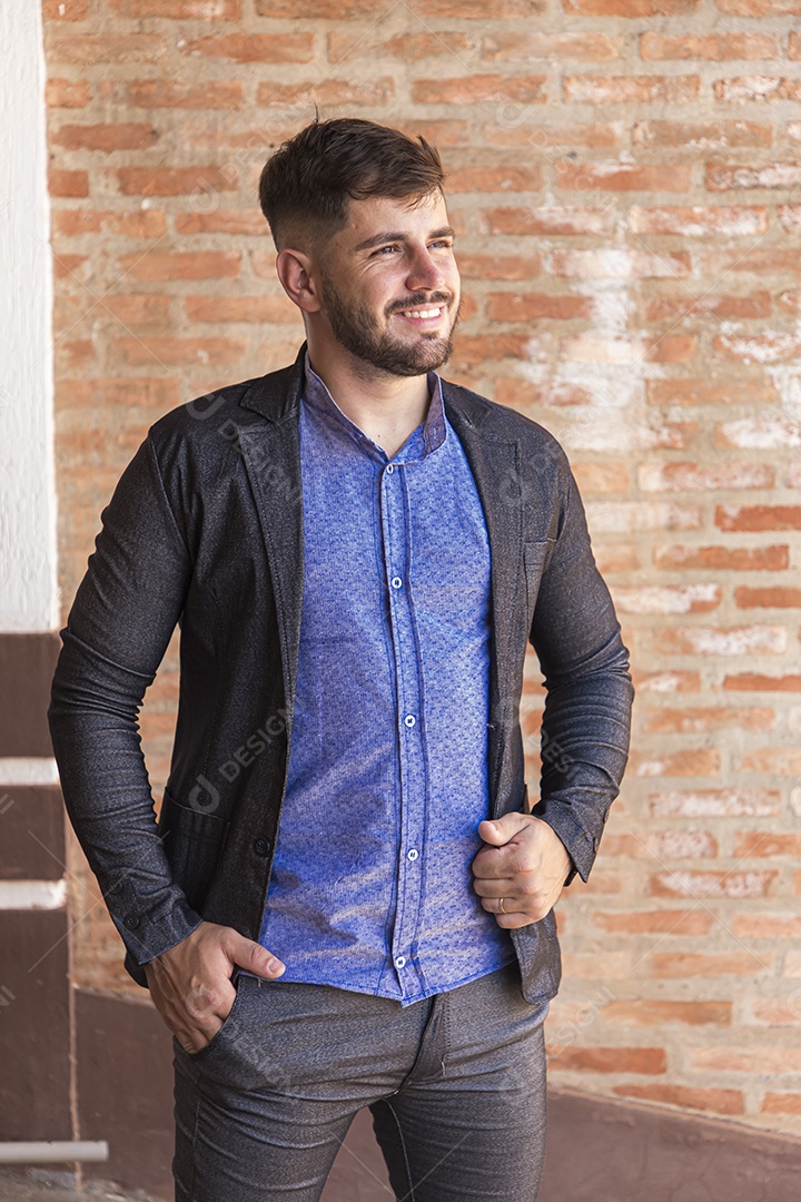 Homem moderno e estiloso com blazer