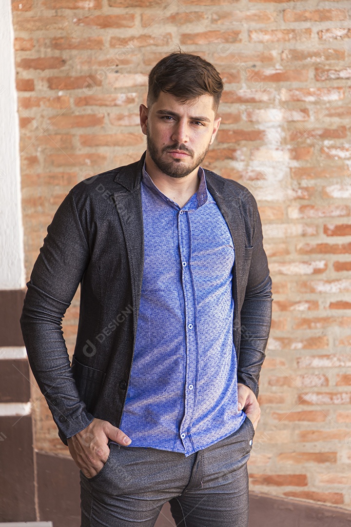 Homem moderno e estiloso com blazer