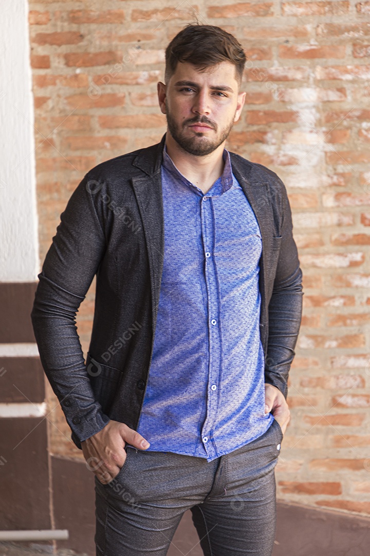 Homem moderno e estiloso com blazer