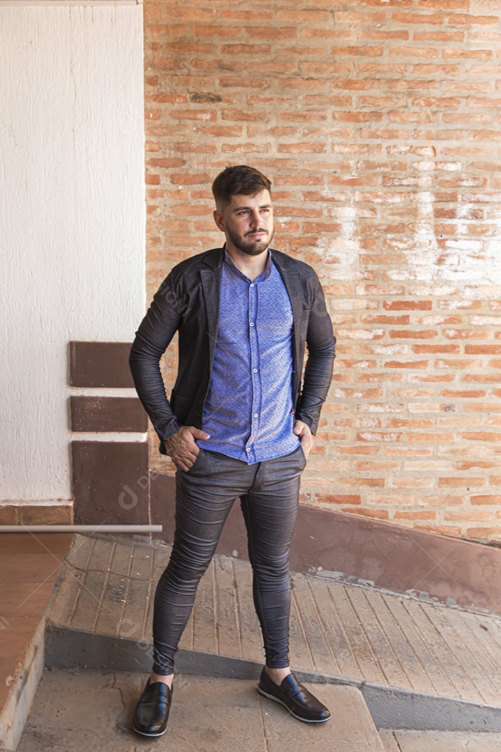 Homem moderno e estiloso com blazer